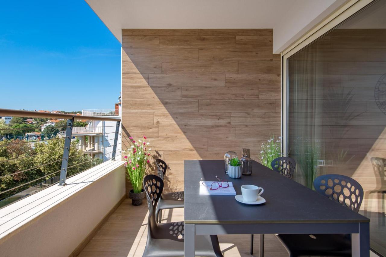 Apartment Nensi Pjescana Uvala Exterior photo