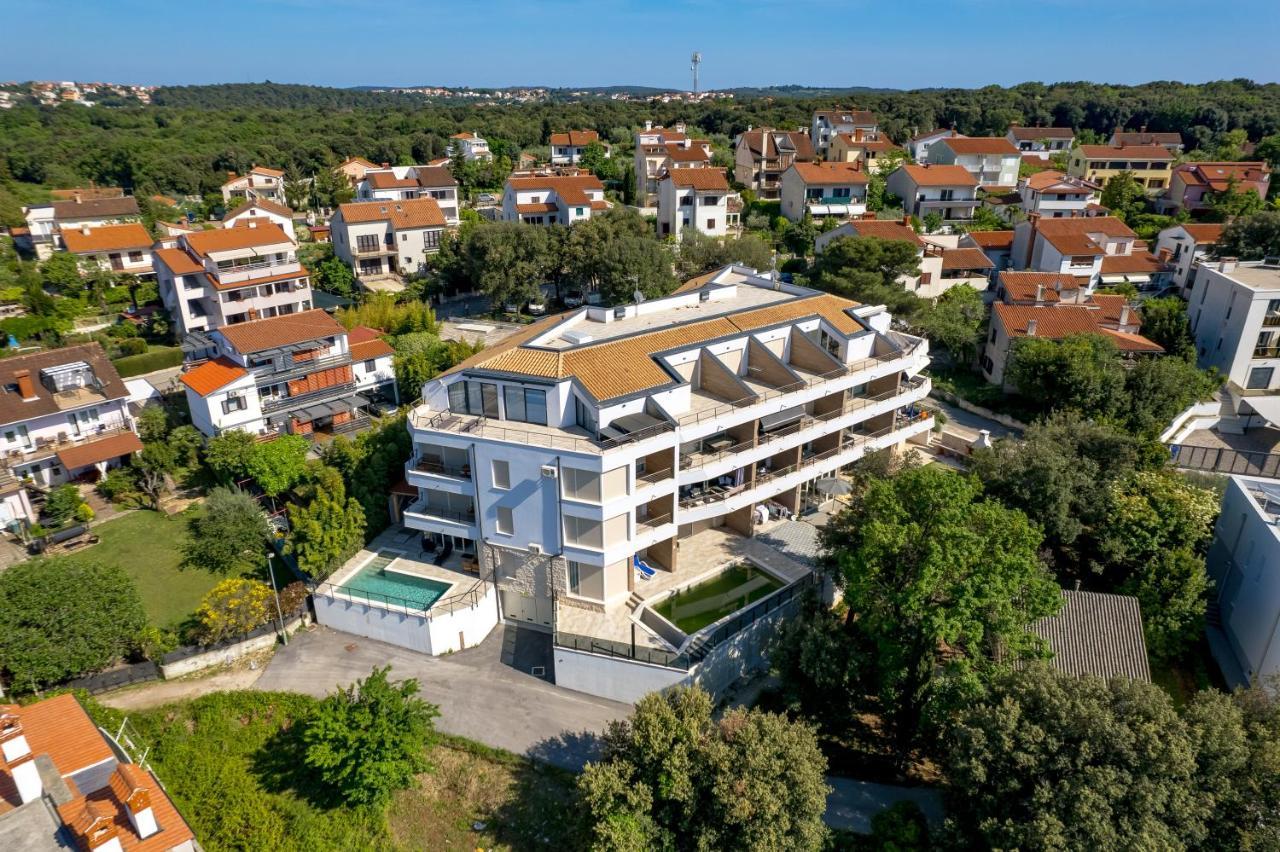 Apartment Nensi Pjescana Uvala Exterior photo